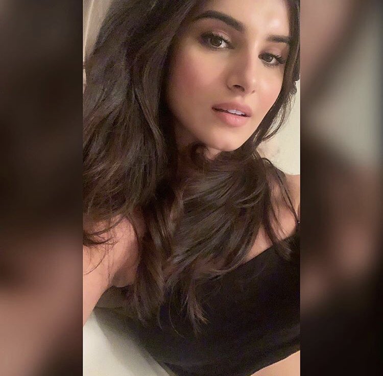 HELLOmagIndia's tweet photo. Tara Sutaria always looking #SelfiePerfect ๐ธ
.
.
.
.
#TaraSutaria #selfie #nomakeup #look #celebrity #bollywood #celeblook https://t.co/dTEaVazPhC