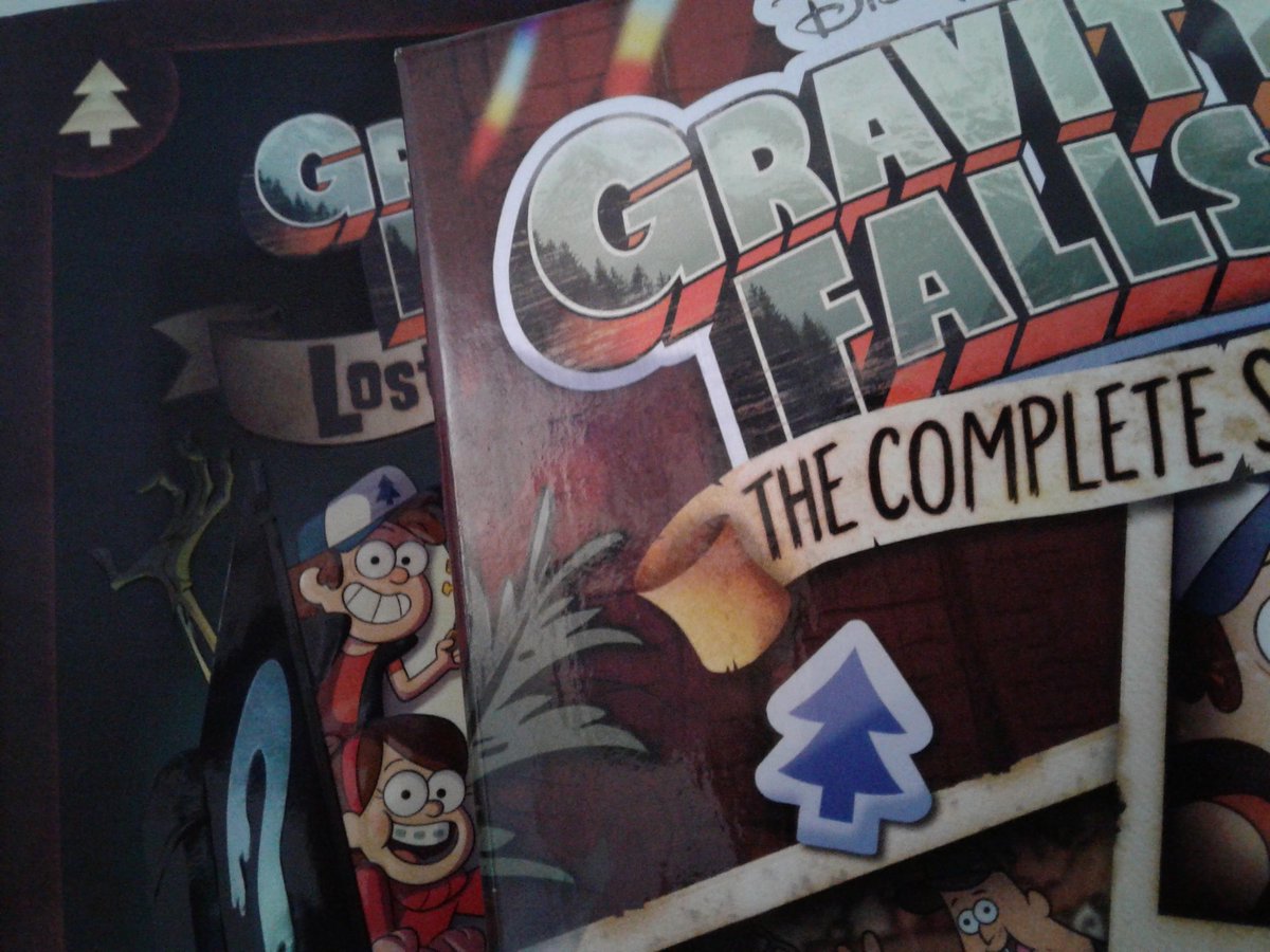 It's been 1 year since #GravityFalls Lost Legends &amp; the complete series box set were released.

Written by <a href="/_AlexHirsch/">Alex Hirsch</a> &amp; illustrated by talented artists like <a href="/DanaTerrace/">Dana Terrace</a>, <a href="/_Serinaaa_/">Kiki💤</a> &amp; <a href="/pitopishi/">⚢🟩⬜🟪</a>, LL gave us 4 new GF  stories, while the box set gave us hours of new content.