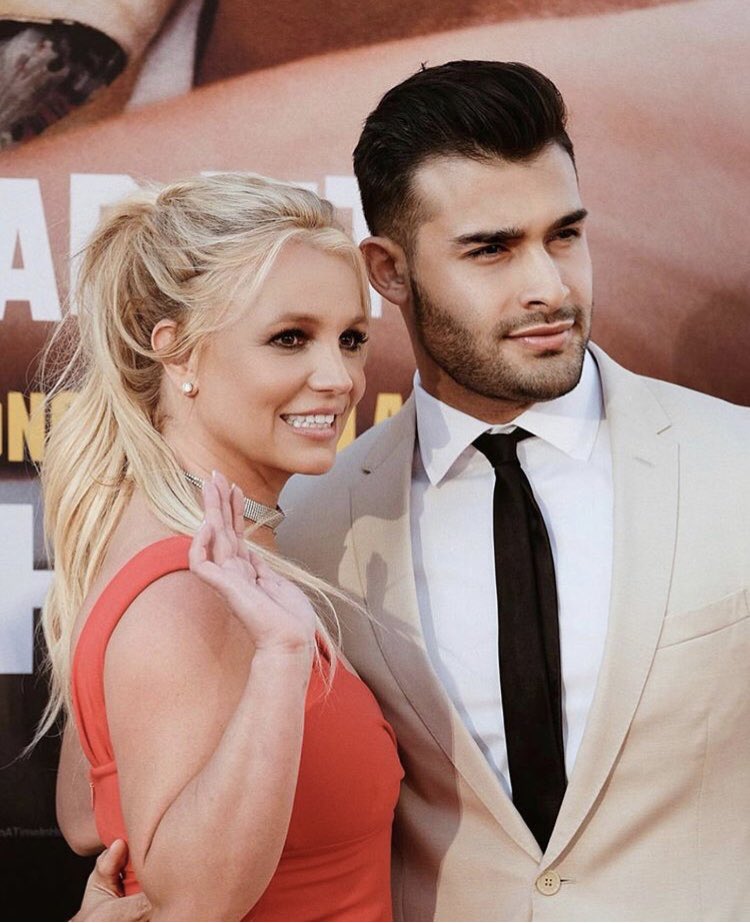 Britney Spears and Sam Asghari made their first red carpet appearance as a couple at the Once Upon a Time in Hollywood premiere ❤️💑 
📸: <a href="/samasghari/">sam asghari</a> #britneyspears #samasghari #redcarpet #onceuponatimeinhollywood #hello #hellomag #hellomagme #helloloves #hellocelebrity