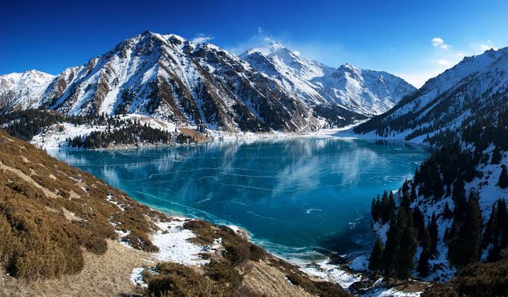 The country is full of beautiful landscapes. Big Almaty Lake, Altyn-Emel National Park, Lake Kaindy, Cânion de Charyn...Wonderful places 