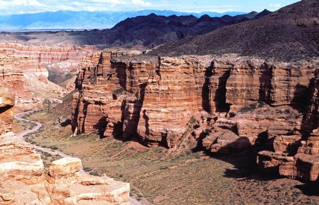 The country is full of beautiful landscapes. Big Almaty Lake, Altyn-Emel National Park, Lake Kaindy, Cânion de Charyn...Wonderful places 