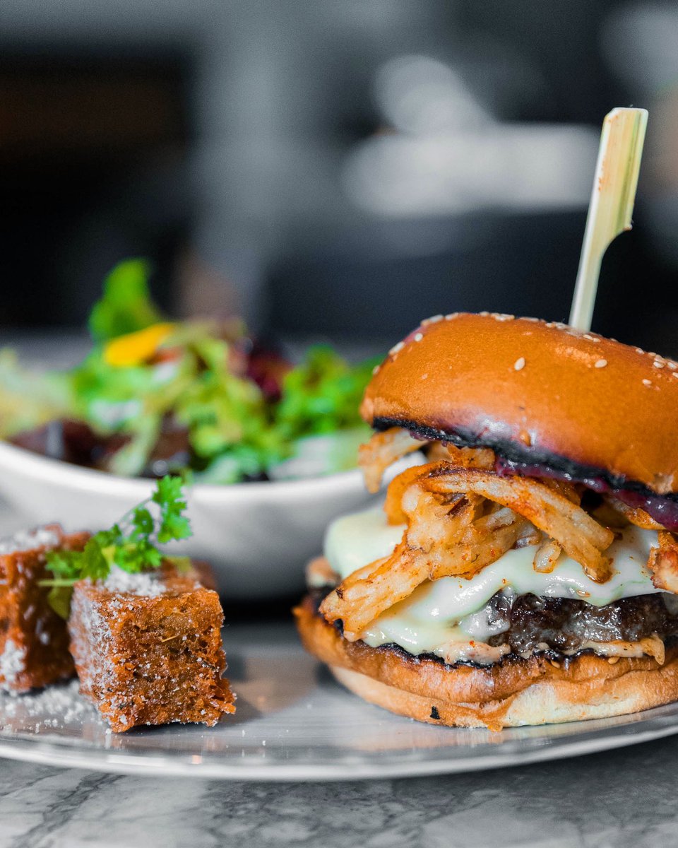 oxbow_yyc's tweet photo. OXBOW RIBEYE BURGER
rhubarb mustard | oka cheese | pancetta garlic confit aioli | fried crispy onion

Check out the rest of our mouth-watering lunch menu: https://t.co/XYW6ggR6FN

#YYCBurger #BestBurger #KensingtonYYC #YYCEats https://t.co/yVypkdV1Im