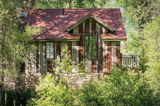 JLFDesignBuild's tweet photo. As always, working with the natural landscape is key in our designs. This guest house feels more like a luxurious tree house, immersed in the Wyoming woods.
.
.
.
#jlfarchitects #jlf40years #bigdsignature #architecturephotography @audreyhallphoto  #jacks… https://t.co/m5yr5jTz9I https://t.co/sNUdQXrg7w