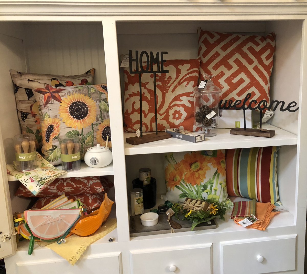 Flower power! 🌻 Spice up your space with welcoming oranges and yellows. Because let’s face it, sunflowers make everyone smile 😊. Stop by Southern Roots at Reclaimed.
