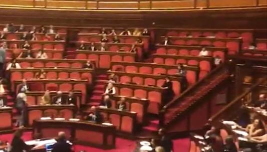 Piero_De_Luca's tweet photo. In Senato si è consumata l’ennesima farsa del Governo. Con la decisione di non bloccare più la #Tav, cade anche l’ultimo pilastro dell'ideologia grillina. Hanno solo fatto perdere un anno di tempo al Paese e ora, per non perdere la faccia, "sfiduciano" #Conte abbandonando l'aula. https://t.co/Yt3OtzTBQe