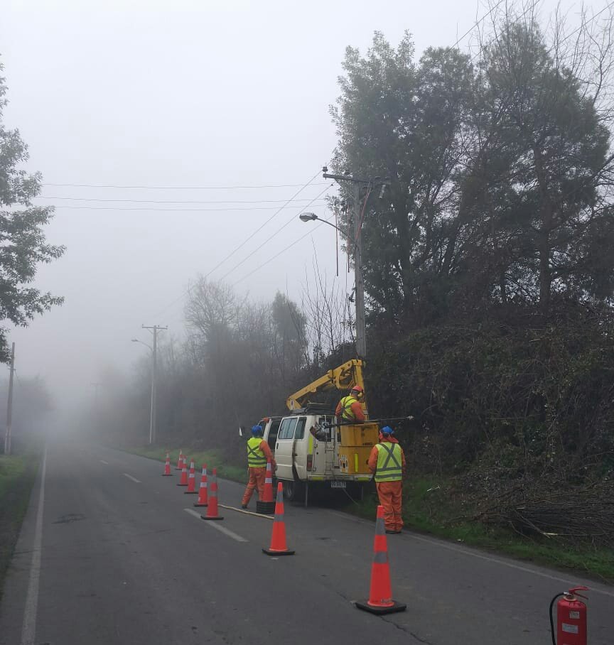 CGE_Clientes's tweet photo. Informamos a nuestros clientes del sector San Juan de la Sierra de #Chimbarongo, que corte de suministro se debe a trabajos de despeje de líneas y se extenderá hasta las 16 horas. https://t.co/KGJUldCH4V