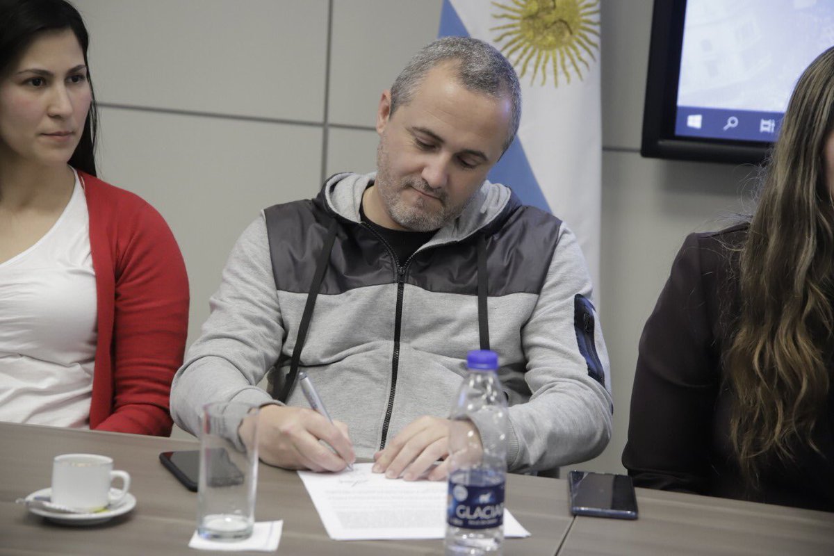 La Bancaria continua avanzando en generación de derechos para sus trabajadores. Hoy junto a las comisiones gremiales del Banco Superville hemos firmado la extensión de los días de licencia por paternidad a 30 días.