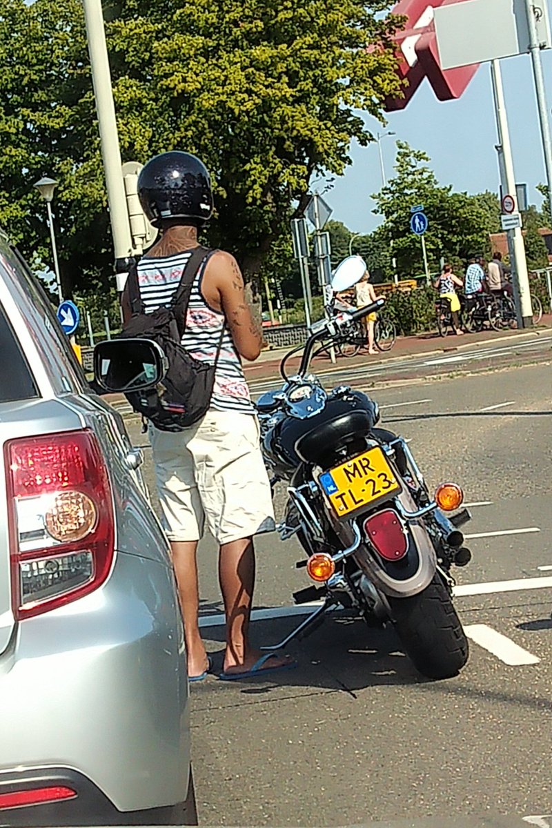 Vanmiddag gespot in #Middelburg, een zonnige motorrijder die, al voor hij begon te rijden, last had van een zonnesteek!! Geen beschermendekleding en lekker op je slippertjes!!