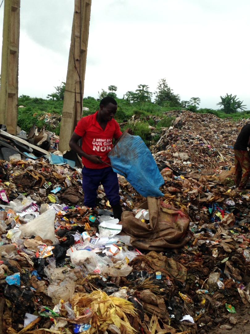 JonathanOlakun3's tweet photo. THE POWER OF A MOVEMENT #BBOG @BBOG_Nigeria
Two weeks ago, I dropped @ Faari, Ijebu Ode, to do research on the poorly managed Faari Landfill, at d #landfill to my surprise 🤓❤I saw a man 🙌🏽🤝wear BRING BACK OUR GIRLS NOW ❤red T-shirt  @dejikolawole1 @mojubaolu @HabibaBalogun https://t.co/sPE4Mc9BT9