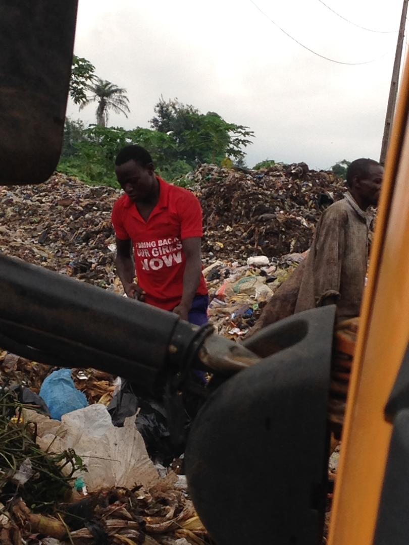 JonathanOlakun3's tweet photo. THE POWER OF A MOVEMENT #BBOG @BBOG_Nigeria
Two weeks ago, I dropped @ Faari, Ijebu Ode, to do research on the poorly managed Faari Landfill, at d #landfill to my surprise 🤓❤I saw a man 🙌🏽🤝wear BRING BACK OUR GIRLS NOW ❤red T-shirt  @dejikolawole1 @mojubaolu @HabibaBalogun https://t.co/sPE4Mc9BT9