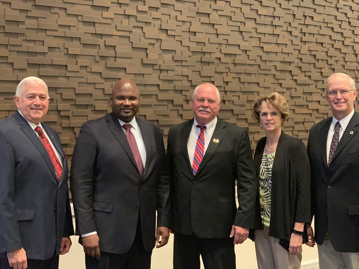 ElgieSims's tweet photo. What a tremendous honor to serve as Chairman of the 74th Annual Meeting. Thank you to the attendees, each of the speakers and my colleagues in the Illinois General Assembly for making this an informative and engaging Conference. #2019MLC https://t.co/3XDhdvna65