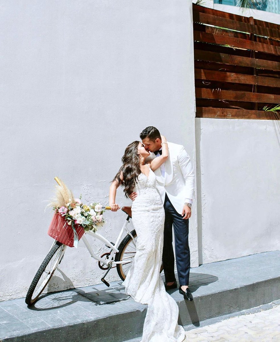 Celebrate your once-in-a-lifetime memories with us. (📷: dianareystyle) #weddingwednesdaysplaya