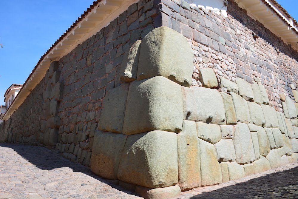 So then why do we see this in Peru? Clearly the bottom layers are more sophisticated. I believe we are seeing that the Incan people attempted to repair these walls that were already in place when they arrived. A pre-Incan civilization that for some reason has been forgotten.