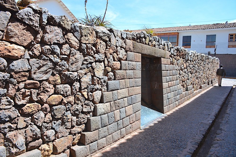 So then why do we see this in Peru? Clearly the bottom layers are more sophisticated. I believe we are seeing that the Incan people attempted to repair these walls that were already in place when they arrived. A pre-Incan civilization that for some reason has been forgotten.
