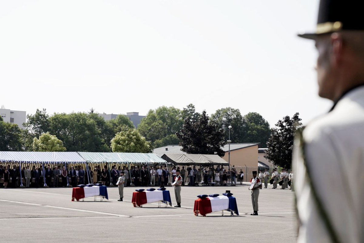 Adjudant Edgar Roellinger. 
Sergent Cédric Guyot.
Sergent Mickaël Vandeville.

Vous avez choisi d’embrasser la France sans retenue, de vous engager pour elle, de la servir et de la défendre à corps et âme. 

Nous ne l'oublierons jamais.