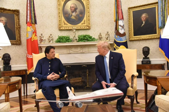 appcsocialmedia's tweet photo. #Pakistan, #US make fresh start in ties as #PresidentTrump, #PMKhan pledge #cooperation
#APPNews #ImranKhanOurPride #PMIKVisitingUS #PMIKInUSA #PMvisitingUS @PTIofficial @PakEmbassyDC @MoIB_Official #IKmeetsTrump #KhanMeetsTrump #ImranKhanUSIP
https://t.co/QGDrbe8YAl via APP https://t.co/BaQycFdcK9