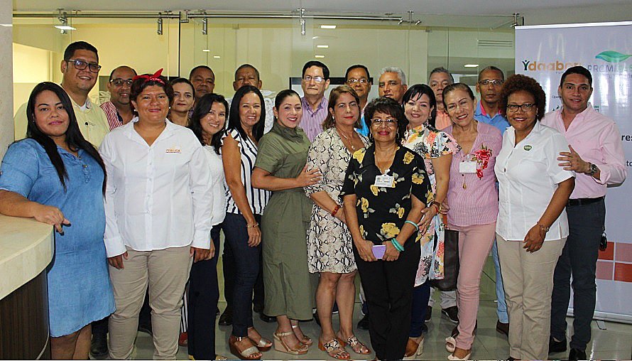 DaabonOrganics's tweet photo. En compañía del secretario de educación distrital y los colegios:
📗IED El Carmen
📘IED Bonda
📙IED Hugo J. Bermudez 
📓IED Industrial
Formalizamos nuestro compromiso con el proyecto "Jóvenes ➕ Emprendedores", una iniciativa para fortalecer el emprendimiento desde la escuela. https://t.co/MnY5zqXLcc