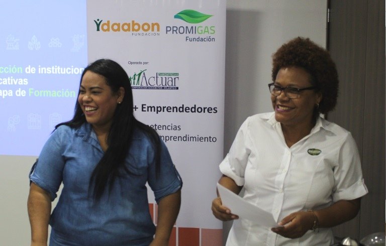 DaabonOrganics's tweet photo. En compañía del secretario de educación distrital y los colegios:
📗IED El Carmen
📘IED Bonda
📙IED Hugo J. Bermudez 
📓IED Industrial
Formalizamos nuestro compromiso con el proyecto "Jóvenes ➕ Emprendedores", una iniciativa para fortalecer el emprendimiento desde la escuela. https://t.co/MnY5zqXLcc