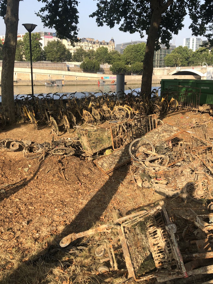 Alexis2MP's tweet image. C’est vraiment sympa cette décharge à ciel ouverte de vélos et trottinettes en libre service en plein Paris👌🏼 Bravo @Anne_Hidalgo @Paris