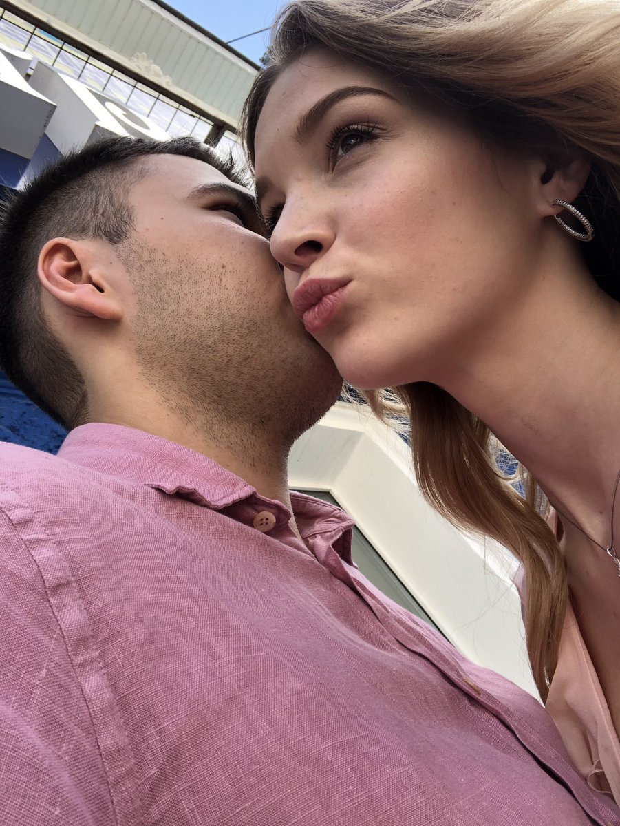 polinaaa____'s tweet photo. Можете поздравлять 
Нашёлся человек, который терпит меня уже год https://t.co/VmlYJIEuCz