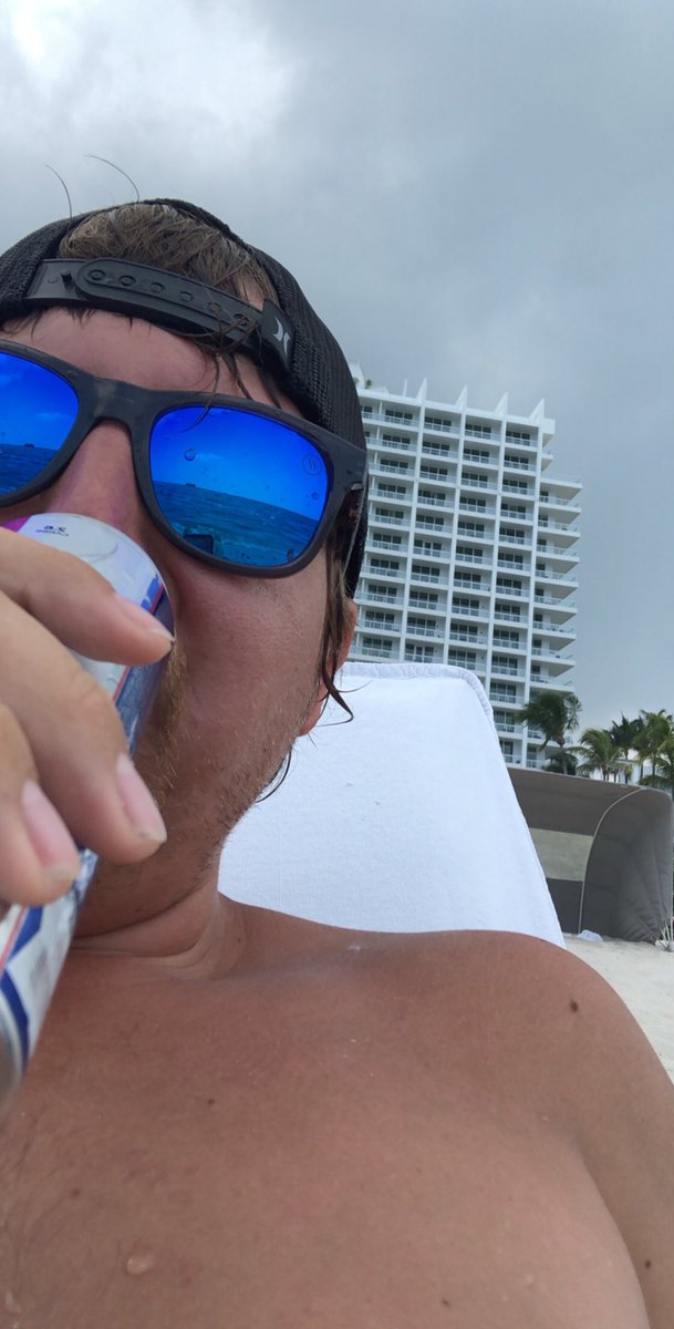 405bryan92's tweet photo. Where’s the sun at though. #StillBetterThanWork #MiamiFL #LifesABeach https://t.co/MR8uAEzmfl