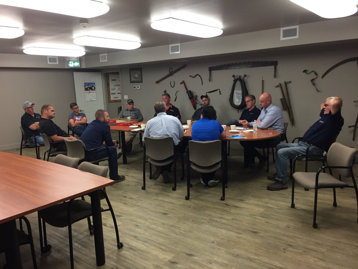 KearneyPlanters's tweet photo. @Kinze dropped by @KearneyPlanters today to have a meeting of the minds. It was great to sit down with our fellow Ontario dealers and discuss Canadian agriculture and how we can work together to grow the @Kinze brand! #kinzeplant20 #BlueVantage Early Planter Order is on NOW! https://t.co/hU7jlK47TQ