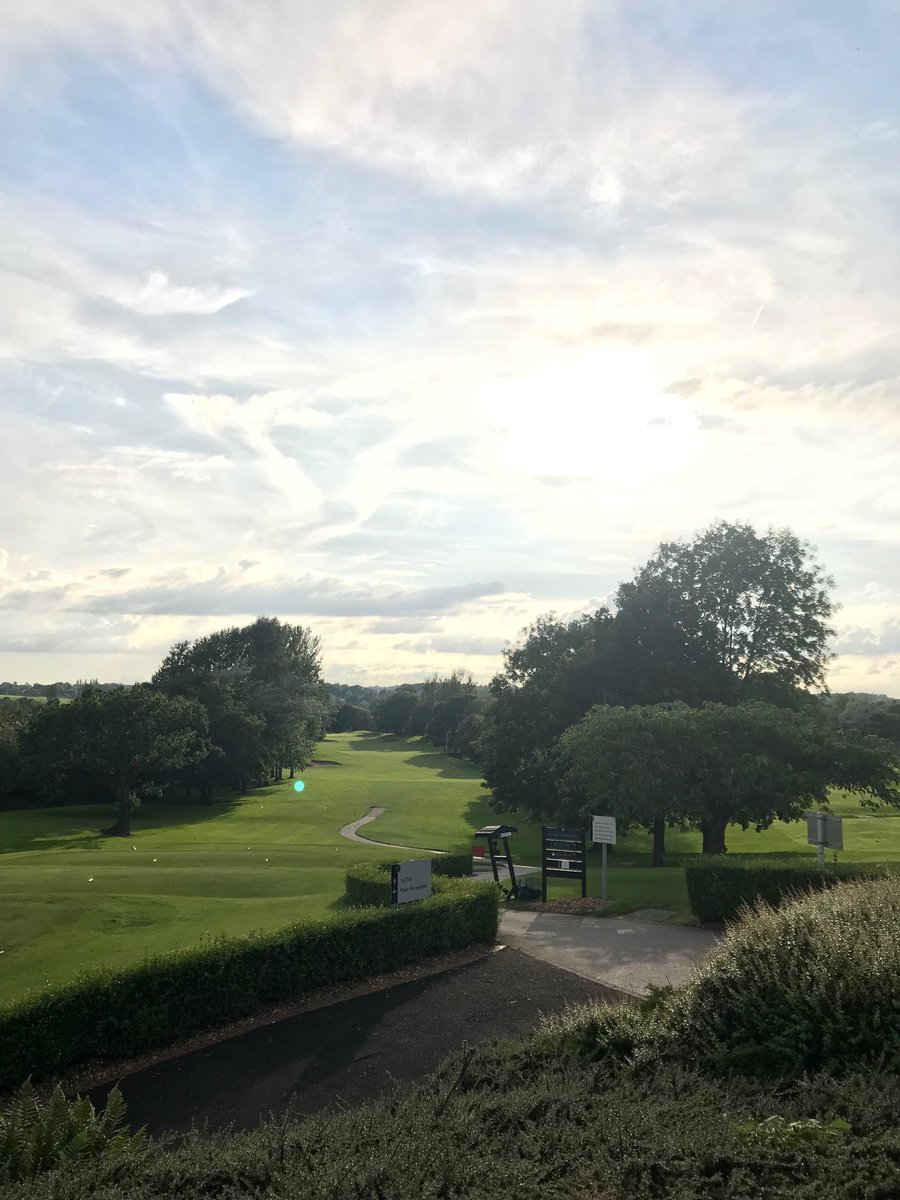 lindsayfelstead's tweet image. Glass of wine with a golf course view #relax #vinotime
