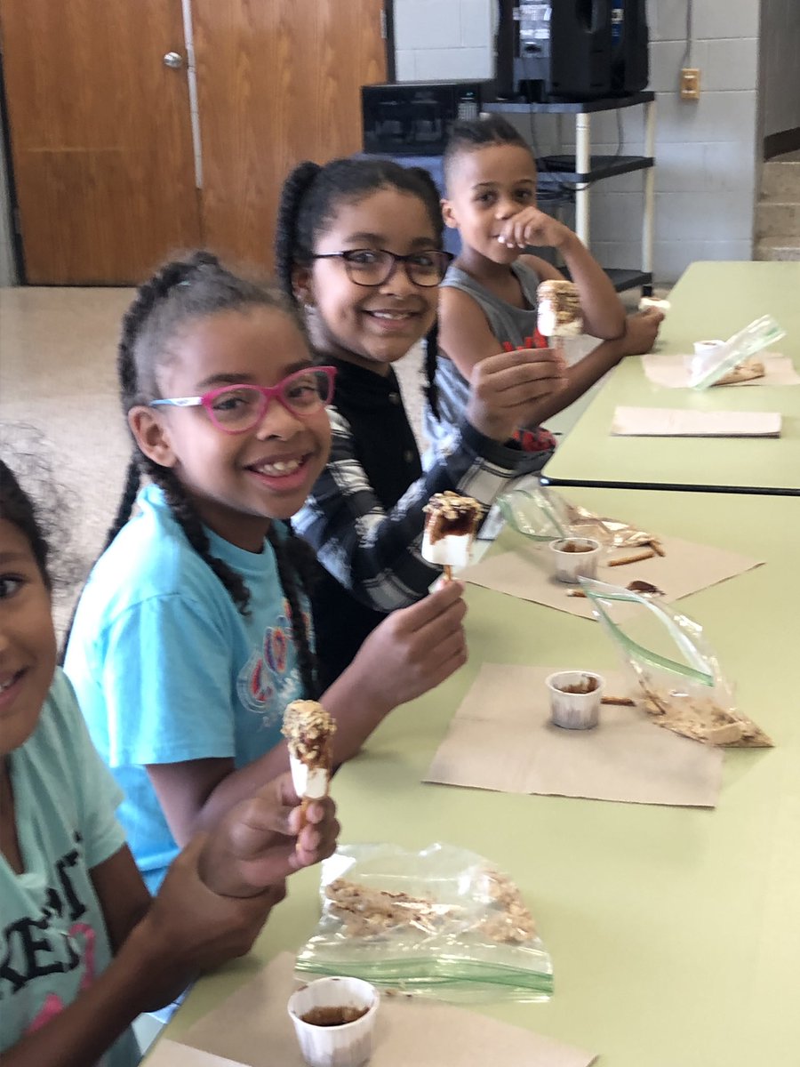 2Poole2's tweet image. Smore on a stick! @CumberlandCoSch  @advocate_1 @tinabaker1970 #litnccs #campauman2019 #2019ccsrtacamp
