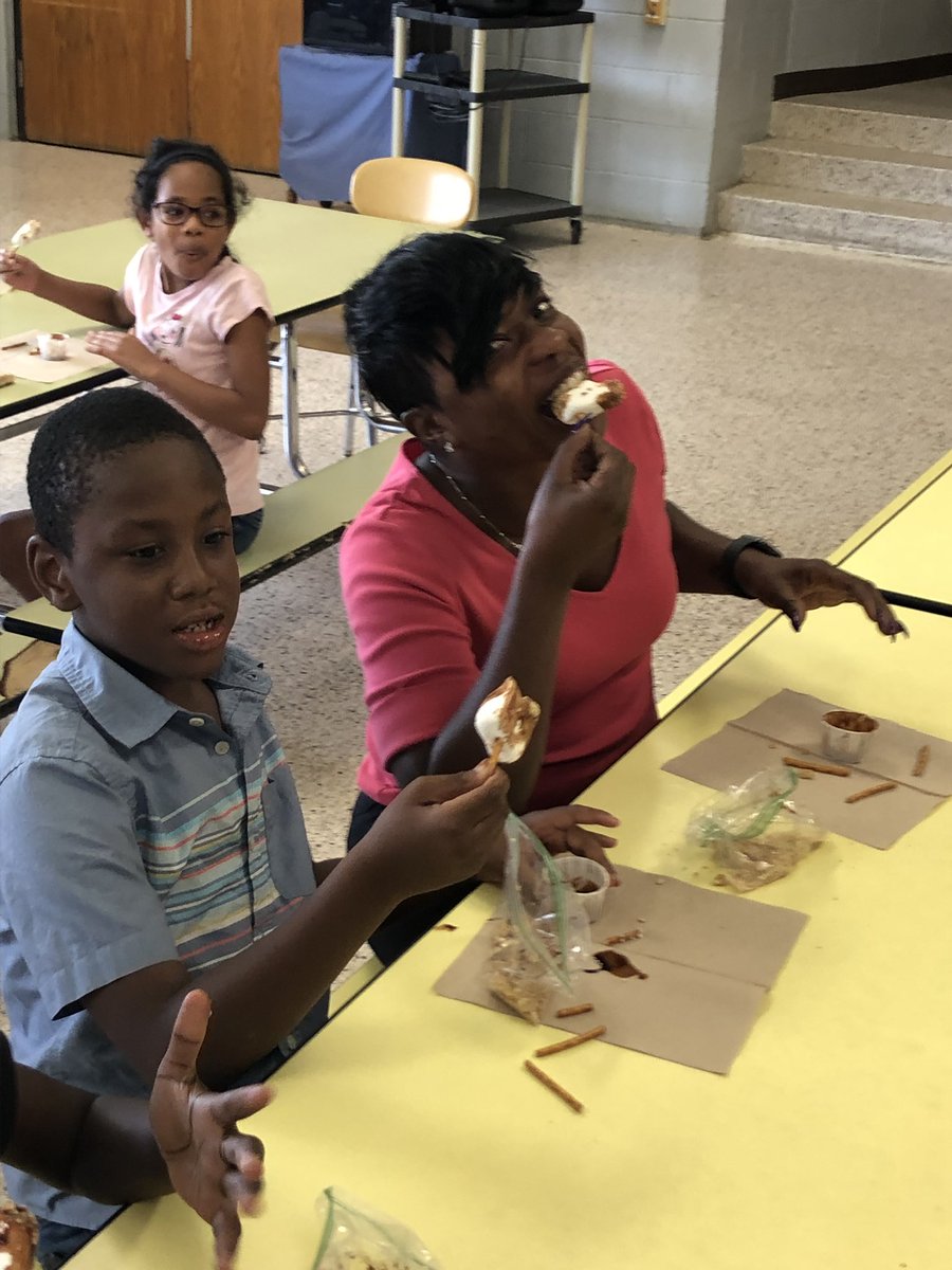 2Poole2's tweet image. Smore on a stick! @CumberlandCoSch  @advocate_1 @tinabaker1970 #litnccs #campauman2019 #2019ccsrtacamp