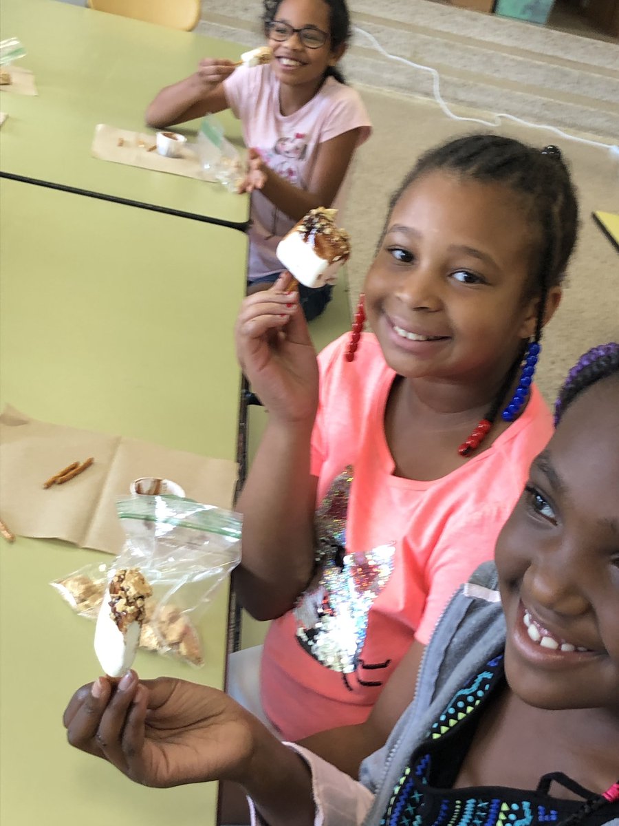 2Poole2's tweet image. Smore on a stick! @CumberlandCoSch  @advocate_1 @tinabaker1970 #litnccs #campauman2019 #2019ccsrtacamp
