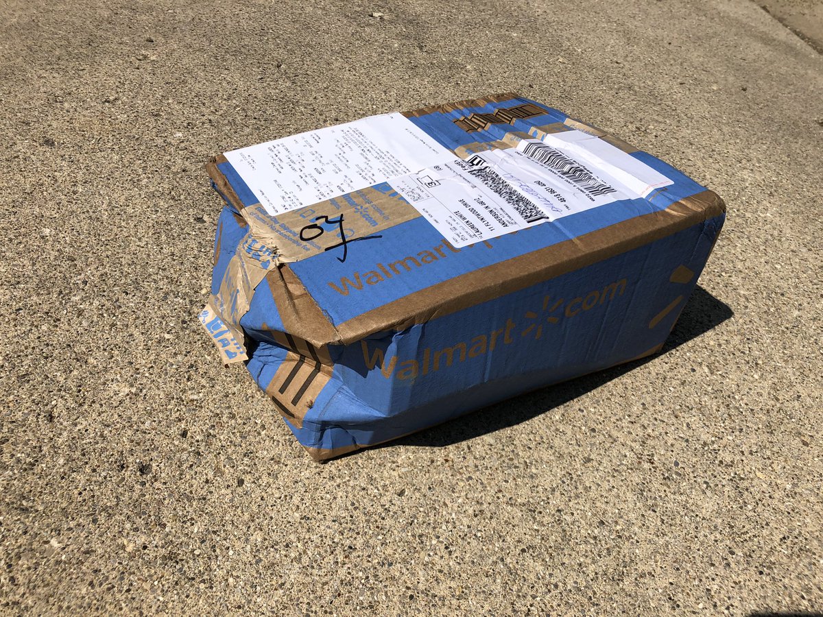 lrwht's tweet photo. Special shout out to the FedEx driver who first could not locate my house for 3 days the delivered my package like this. https://t.co/iJYwYaRcAm