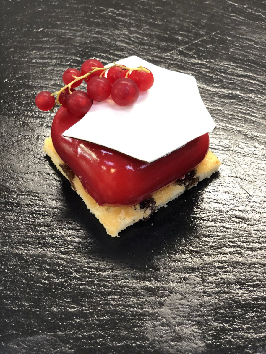 Mini Cake de yogurt griego y grosellas 

#pastry #pastrychec #cakes #barcelona #lovemyjob