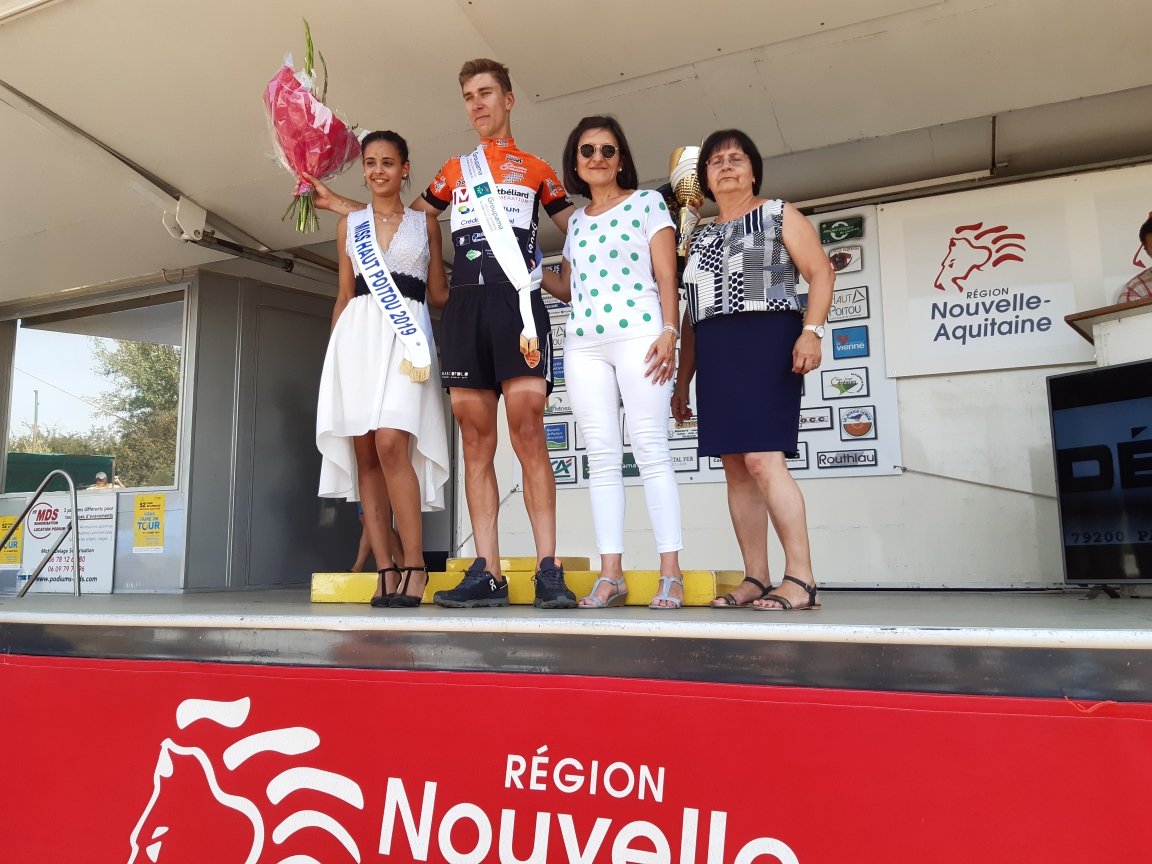 🚲grand prix #cycliste de Cherves @departement86 avec le soutien de #Groupama #neuvilledepoitou remise du prix meilleur grimpeur