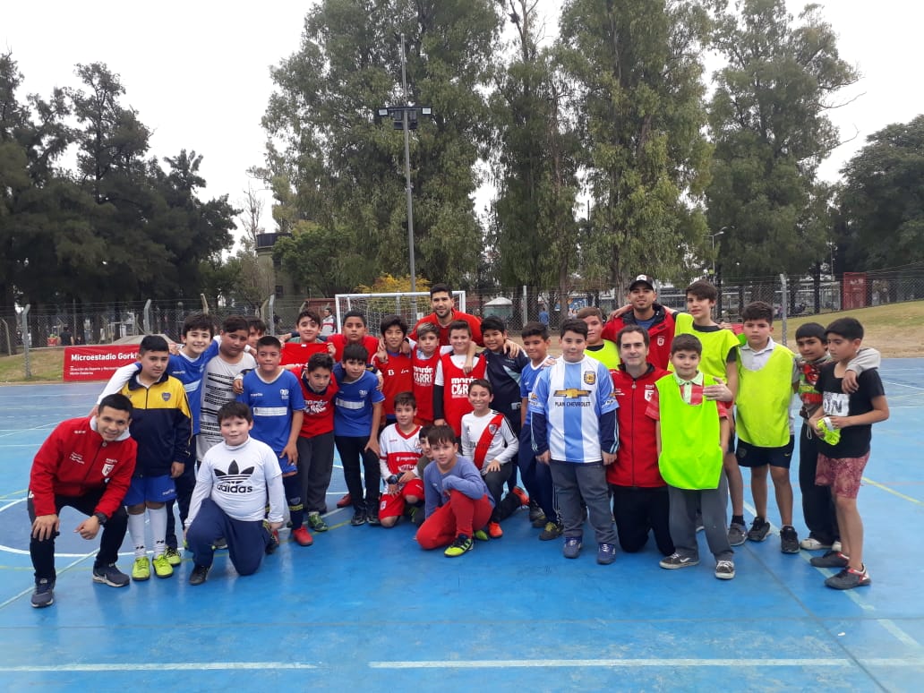 PASIÓN POR LA Nº5
En el Gorki Grana se realizó un encuentro de fútbol del cual participaron chicos y adolescentes de las UGC 5 y 6, del Polideportivo Municipal, las Escuelas Nº31 y Nº48, y de la Terminal. Apasionados por el fútbol disfrutaron de una gran jornada.