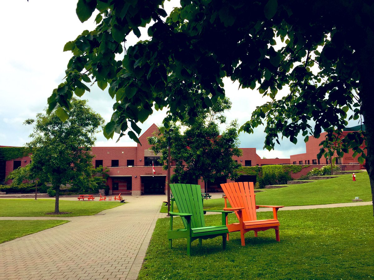 Allison_CBU's tweet photo. I had a blast tonight meeting &amp; mingling with previous, returning, and future @cbuniversity students!! Everyone had a unique story about what brought them to where they are now and I can’t wait for each of you to start another exciting chapter with us at CBU! #futureCapers 🎓🍾 https://t.co/k2FeNIdSHq