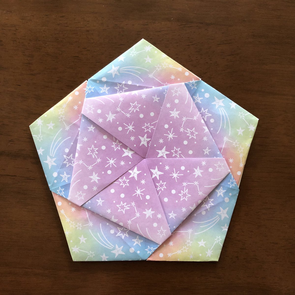 辻本京子 Kokko 粘土とペーパークラフト Kokko Garden 八角形 六角形 のコースターを作ったので さらにアレンジして折り紙5枚で五角形のコースターを作ってみました グラデーションの折り紙を使ったので 裏側もまた違った見え方で綺麗です 折り紙