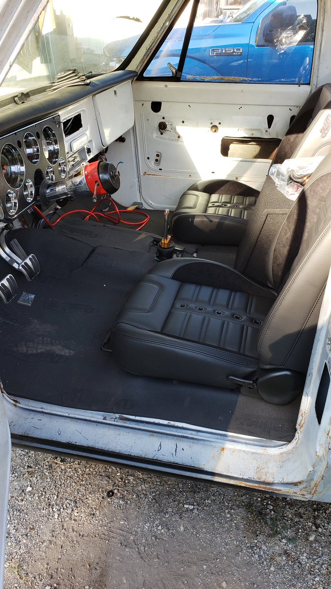 shannonc30's tweet image. Got the seats mocked in and the @DakotaDigital instrument panel and modules all hooked up. Im starting to kind of envy this truck. Its gonna be nice when done.
#classicchevy #LSpowered #squarebody