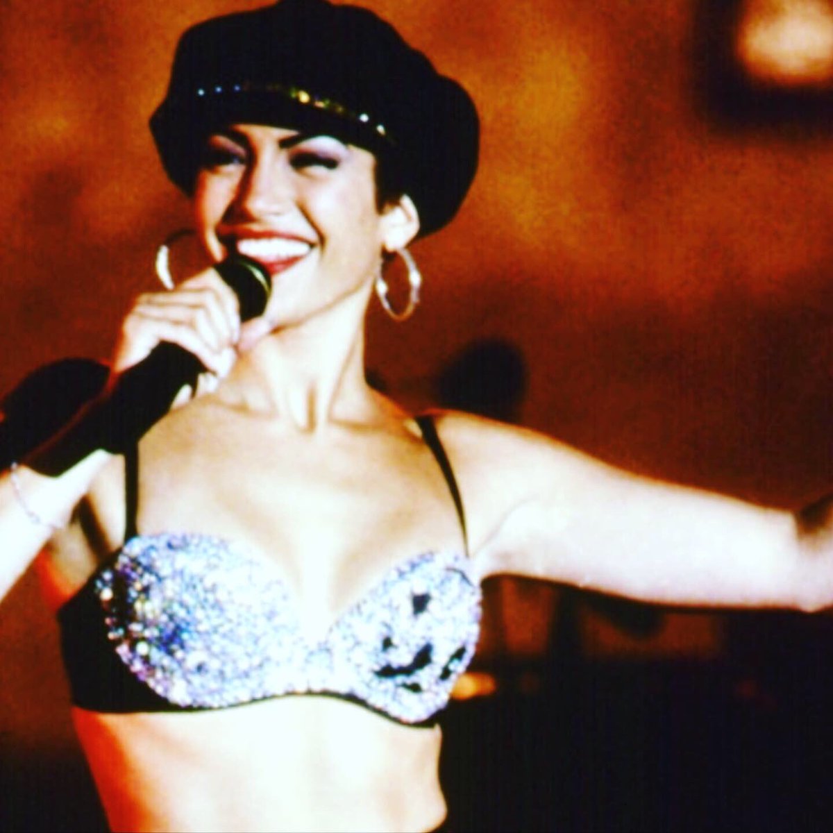 Jennifer Lopez - On The Floor ft. Pitbull youtu.be/t4H_Zoh7G5A via <a href="/YouTube/">YouTube</a>

Happy 50th Birthday, Queen <a href="/JLo/">jlo</a> !