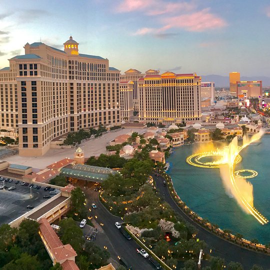 Vegas's tweet photo. No need to take sides ... #Vegas is awesome from every direction. 🤩 https://t.co/vZ2tfTJG2f