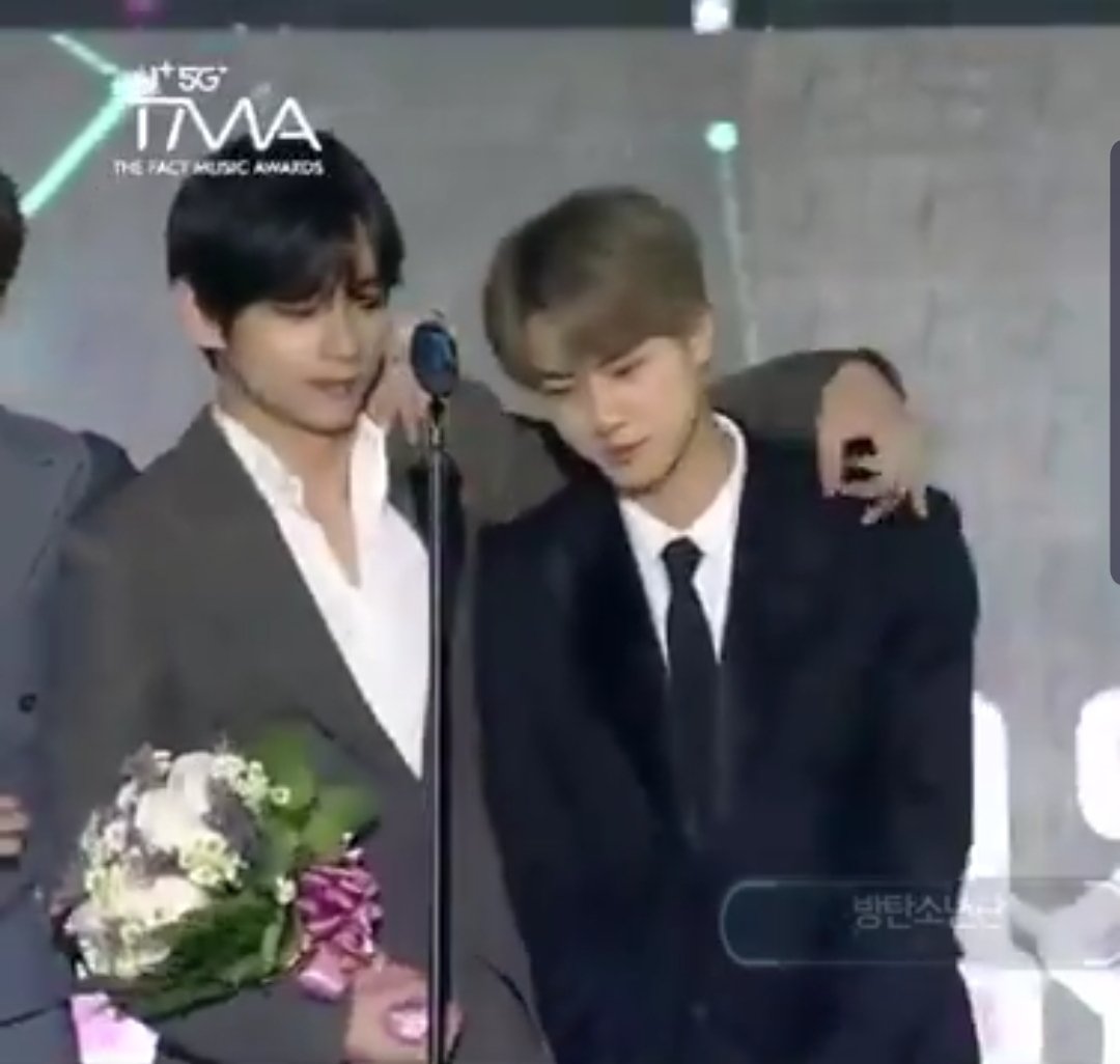 tinyseokjinnie's tweet photo. how jin folds his broad shoulders to get inside ml arms is epitome of tiny energy
its like full grown golden retriever still thinking he's a puppy uwu https://t.co/SwY8G9ruMO