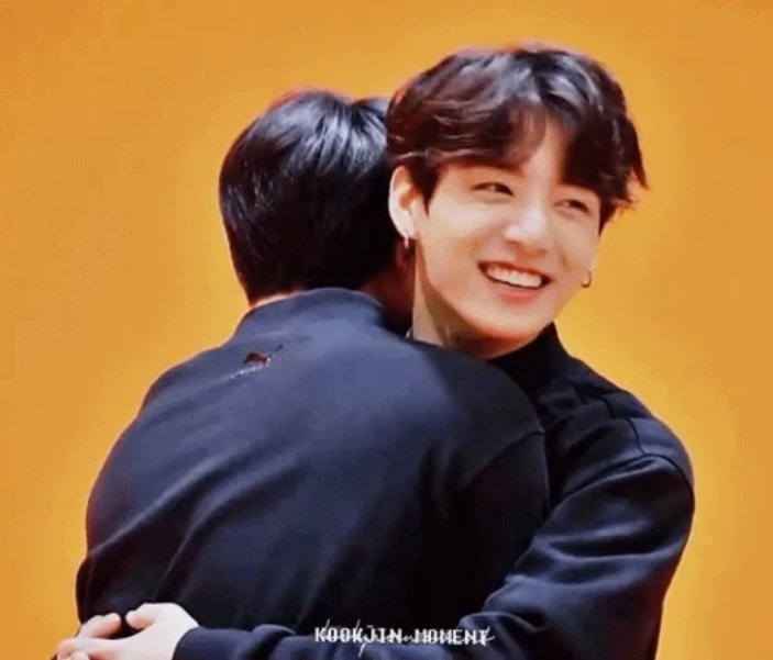 tinyseokjinnie's tweet photo. how jin folds his broad shoulders to get inside ml arms is epitome of tiny energy
its like full grown golden retriever still thinking he's a puppy uwu https://t.co/SwY8G9ruMO