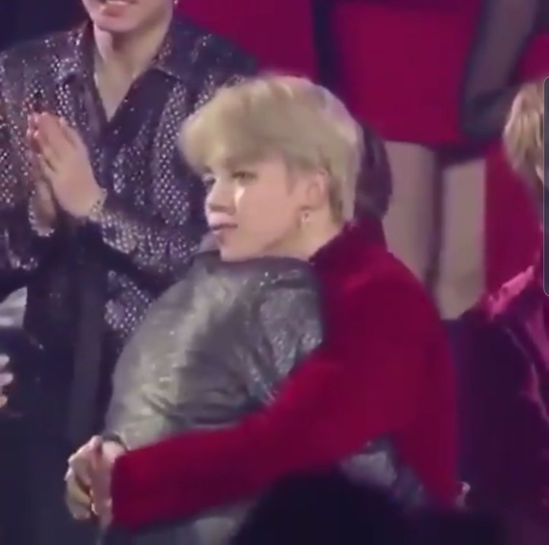 tinyseokjinnie's tweet photo. how jin folds his broad shoulders to get inside ml arms is epitome of tiny energy
its like full grown golden retriever still thinking he's a puppy uwu https://t.co/SwY8G9ruMO