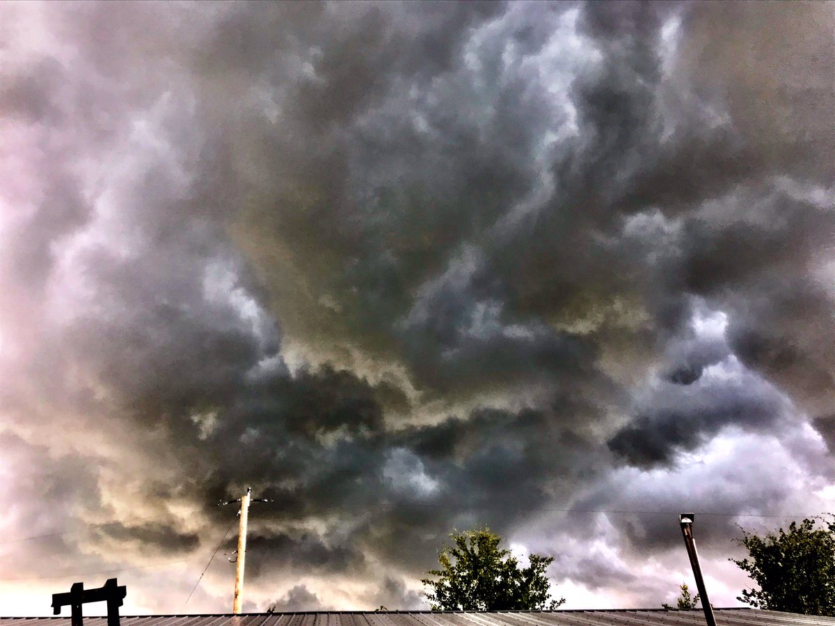 cjh11007's tweet photo. Storm rolling through 6:10pm 6miles NW Paradise Valley, AB looking south #abstorm #weathernetwork #stormclouds https://t.co/6cvIxmLTyV