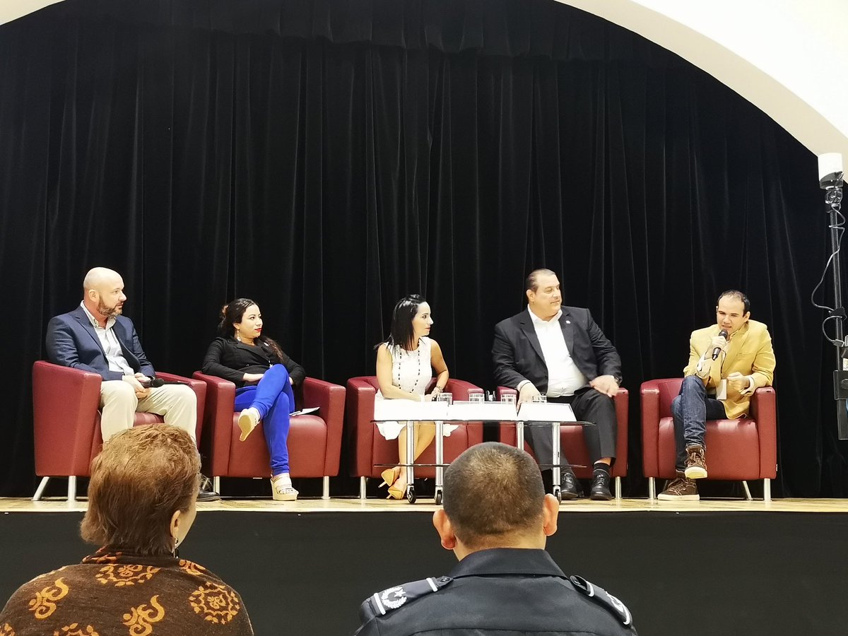 IGFPanama's tweet photo. «Fuera de los Dominios .com muchas veces se hace difícil relacionar con otros dominios, pero nuestro error es querer posicionar nuestros emprendimientos en dominios que no nos identifican.» - Rodrigo Icaza @theblockchainsp #IGFPTY2019 @estgari https://t.co/Q6xsMXWoq6