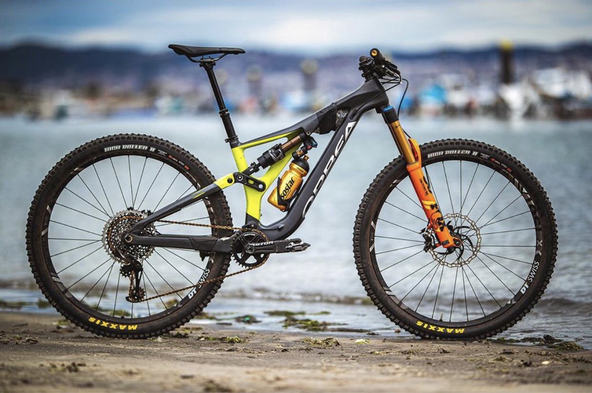 ¡Los malabarismos de <a href="/sjpasco/">Steven Pasquantonio</a>!😉¿Ya habéis descubierto su secreto para sostener la bici? 📷 <a href="/TruebaNacho/">nacho_trueba</a>