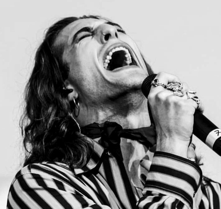 benniblondie's tweet photo. "E non c'è taglio e non c'è cicatrice che questa passione non possa curare"
#DD #FortunaCheCiSei #Maneskin https://t.co/QAmnUbqxCi