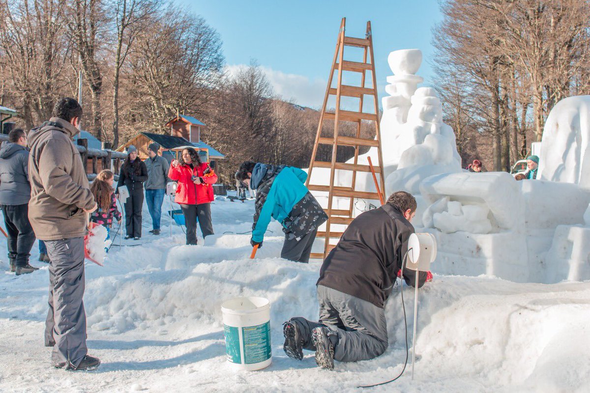 WalterVuotoTDF's tweet photo. Se viene la edición 2019 del Festival de Esculturas en Nieve Ushuaia (FENU 2019) en el que participarán 13 equipos de distintas provincias del país y de Uruguay. No te lo pierdas! Será en Haruwen entre el 15 y el 18 de agosto. #UshuaiaMásActiva https://t.co/v3hZ1wHHvG