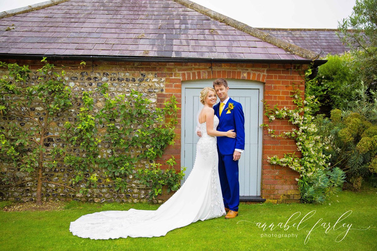 AnnabelFarley1's tweet photo. Our first wedding of last weekend was Lauren and Ross’s special day at beautiful #farbridge in West Sussex. #weddinghour https://t.co/2fLb0VSt2e