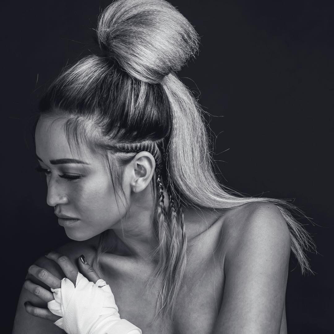 A knock out look from #christinakreitel.
👊🏼 #PROtip:  Prep accent #braids with Shine Crafter for control and shine.  #IAMWHATSNEXT #ShapeYourWorld