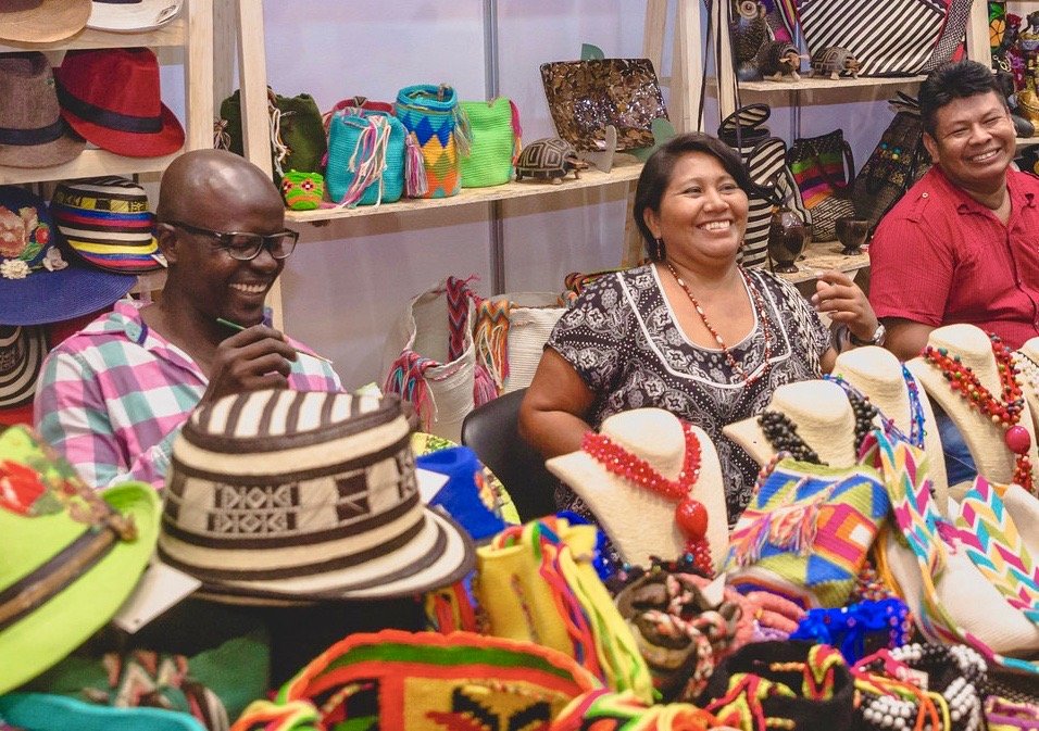 Expositores FAREX junto a sus productos tradicionales, coloridos y representativos de nuestro país.
“Más que una Feria, una muestra de orgullo por Colombia” 
FAREX Edición Especial 20 años 
3 - 12 de enero 2020
Centro de Convenciones, Cartagena